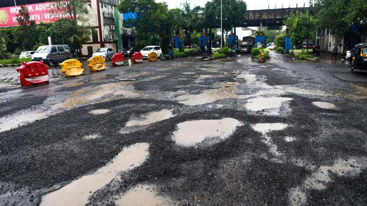 ಬೆಂಗಳೂರು ರಸ್ತೆಯ ಗುಂಡಿ ಸಮಸ್ಯೆ: IT ತಾರೆಗಳು ಕೋಪದಿಂದ ಕಂಪನಿ ಸ್ಥಳಾಂತರಕ್ಕೆ ನಿರ್ಧಾರ.