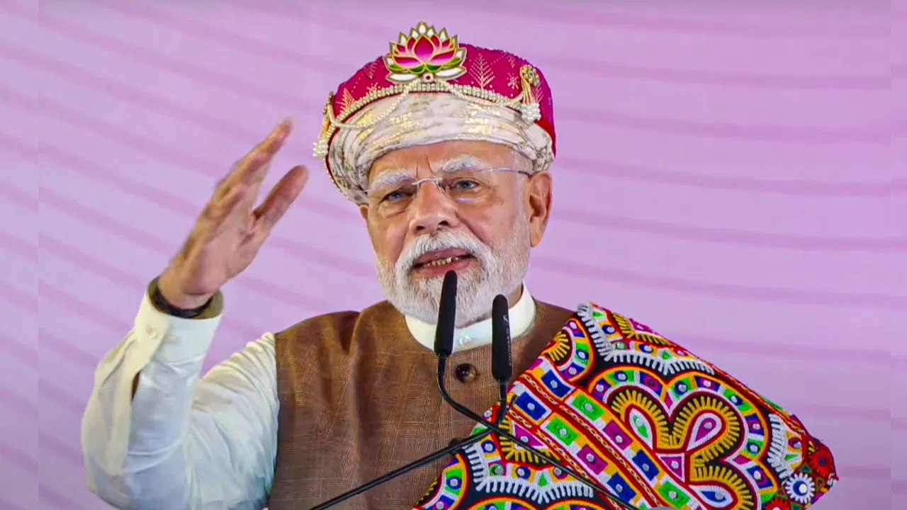 “ಪರಮಾಣು ಬೆದರಿಕೆಗೆ ಹೆದರುವ ಕಾಲ ಹೋಗಿತು; ಉಗ್ರರ ಮನೆಗೂ ನುಗ್ಗಿ ಹೊಡೀತವೆ” – ಧಾರ್‌ನಲ್ಲಿ ಮೋದಿಯ ಗರ್ಜನೆ