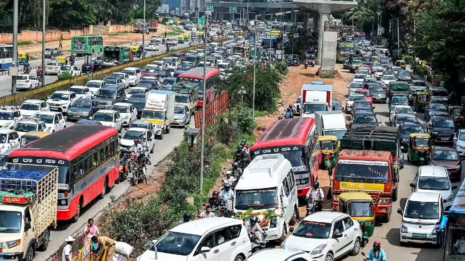 ಬೆಂಗಳೂರು ಟ್ರಾಫಿಕ್ ನಡುವೆ ಹಾಸಿಗೆ ಹಾಕಿ ನಡು ರಸ್ತೆಯಲ್ಲಿ ಮಲಗಿದ ವ್ಯಕ್ತಿ! ಶಾಕ್‌ ಆದ ಜನ.