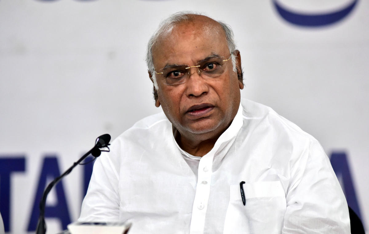 ರೈತ ಯುವಕನ ಪ್ರಶ್ನೆಗೆ ಖರ್ಗೆ ಗರಂ: “ಹೋಗಿ ಮೋದಿ, ಅಮಿತ್ ಶಾ ಬಳಿ ಕೇಳು” BJP ಟೀಕೆ ತೀವ್ರ!