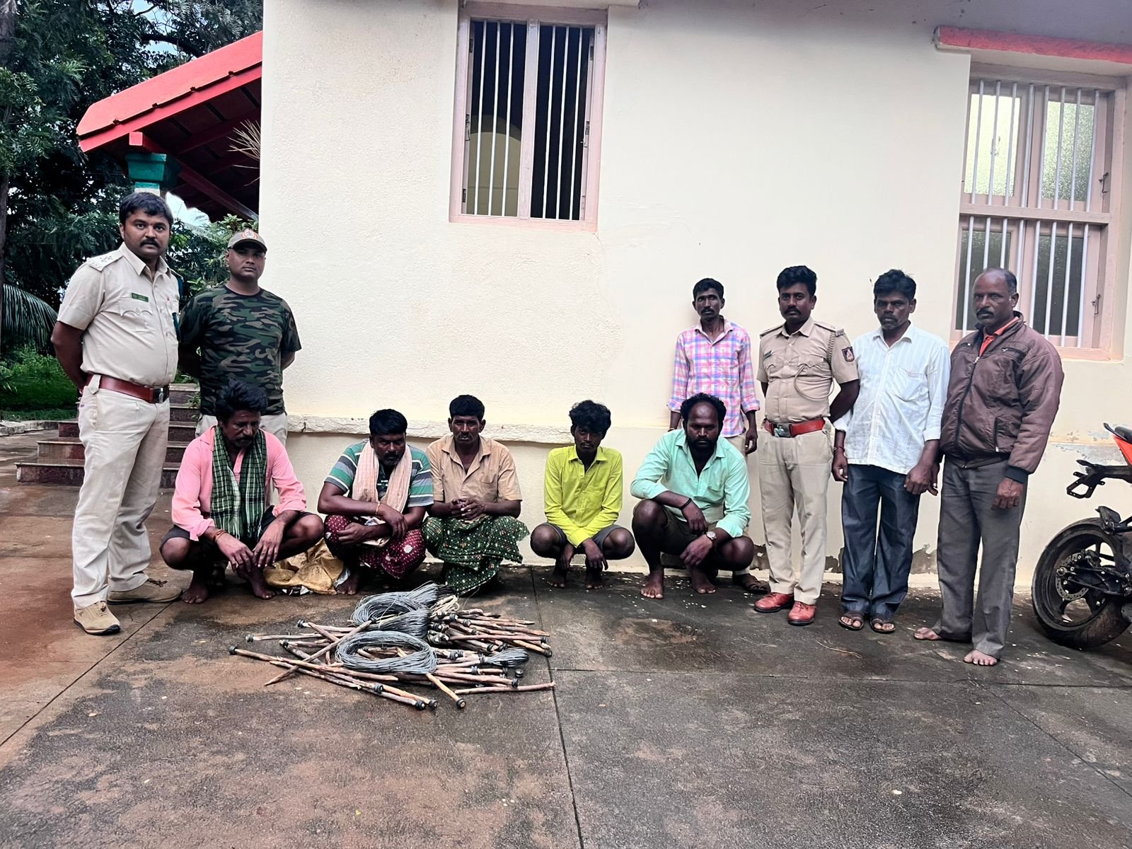 ಕಾಡಹಂದಿ ಬೇಟೆಗಾರರನ್ನು ಮಾಲು ಸಮೇತ ಬಂದಿಸಿದ ಅರಣ್ಯ ಇಲಾಖೆ ಸಿಬ್ಬಂದಿ.