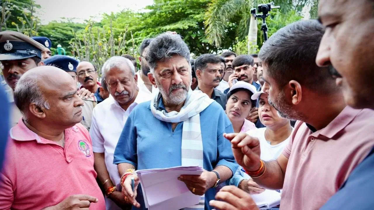 ಇ-ಖಾತಾ ಮಾಡಲು ಹಣ ಕೇಳಿದ ಅಧಿಕಾರಿಗಳಿಗೆ D.K ಶಿವಕುಮಾರ್ ದೂರು ! ಸಸ್ಪೆಂಡ್ ಆದ ARO ಹಾಗೂ AE