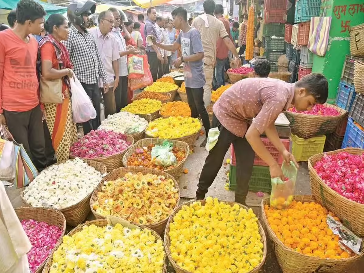 ಆಯುಧ ಪೂಜೆಗೆ ಖರೀದಿ ಜೋರಾದ ಬೆಳ್ಳಿಗೆ ಬಿರುಸು | ಕೆ.ಆರ್. ಮಾರುಕಟ್ಟೆಯಲ್ಲಿ ಜನರ ನೆರಳು!