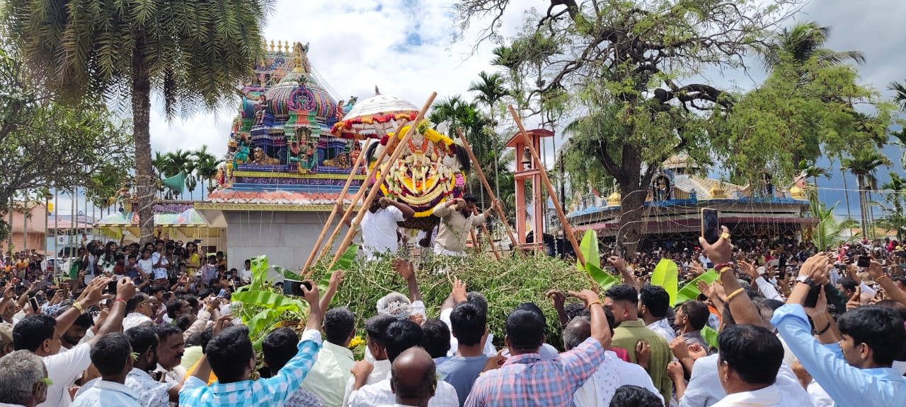 ಭಕ್ತರ ಸಮ್ಮುಖದಲ್ಲಿ ಭಕ್ತಿ ಪರಾಕಾಷ್ಠೆಯಿಂದ ನಡೆದ ಚೌಡೇಶ್ವರಿದೇವಿ ಮುಳ್ಳುಗದ್ದಿಗೆ ಉತ್ಸವ.