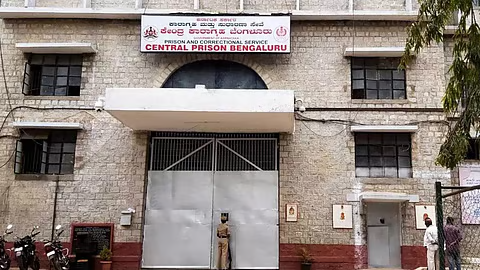 ಪರಪ್ಪನ ಅಗ್ರಹಾರ ಜೈಲಿನಲ್ಲಿ ಕೈದಿಗಳಿಗೆ ರಾಜಾತಿಥ್ಯ: FIR ದಾಖಲು.