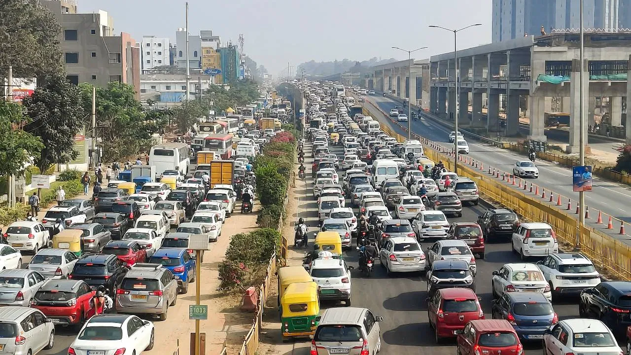  “ಬೆಂಗಳೂರು ಕ್ಯಾಬ್‌ಗಳಲ್ಲಿ ಹೊಸ ಸುರಕ್ಷತಾ ಕ್ರಮ: 112 ತುರ್ತು ಸಹಾಯವಾಣಿ ಸ್ಟಿಕ್ಕರ್ ಕಡ್ಡಾಯ!”