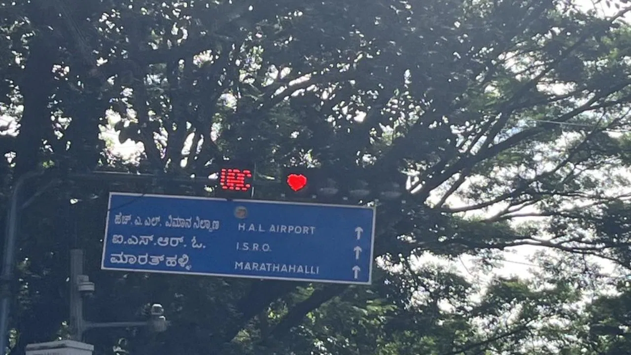 ಬೆಂಗಳೂರಿನ ಹೃದಯಾಕಾರದ ಸಿಗ್ನಲ್ ವೈರಲ್; ಟ್ರಾಫಿಕ್ ನಡುವೆಯೂ ‘ಲವ್ ಸಿಗ್ನಲ್’ಗೆ ಫಿದಾ ಬೆಂಗಳೂರಿಗರು!