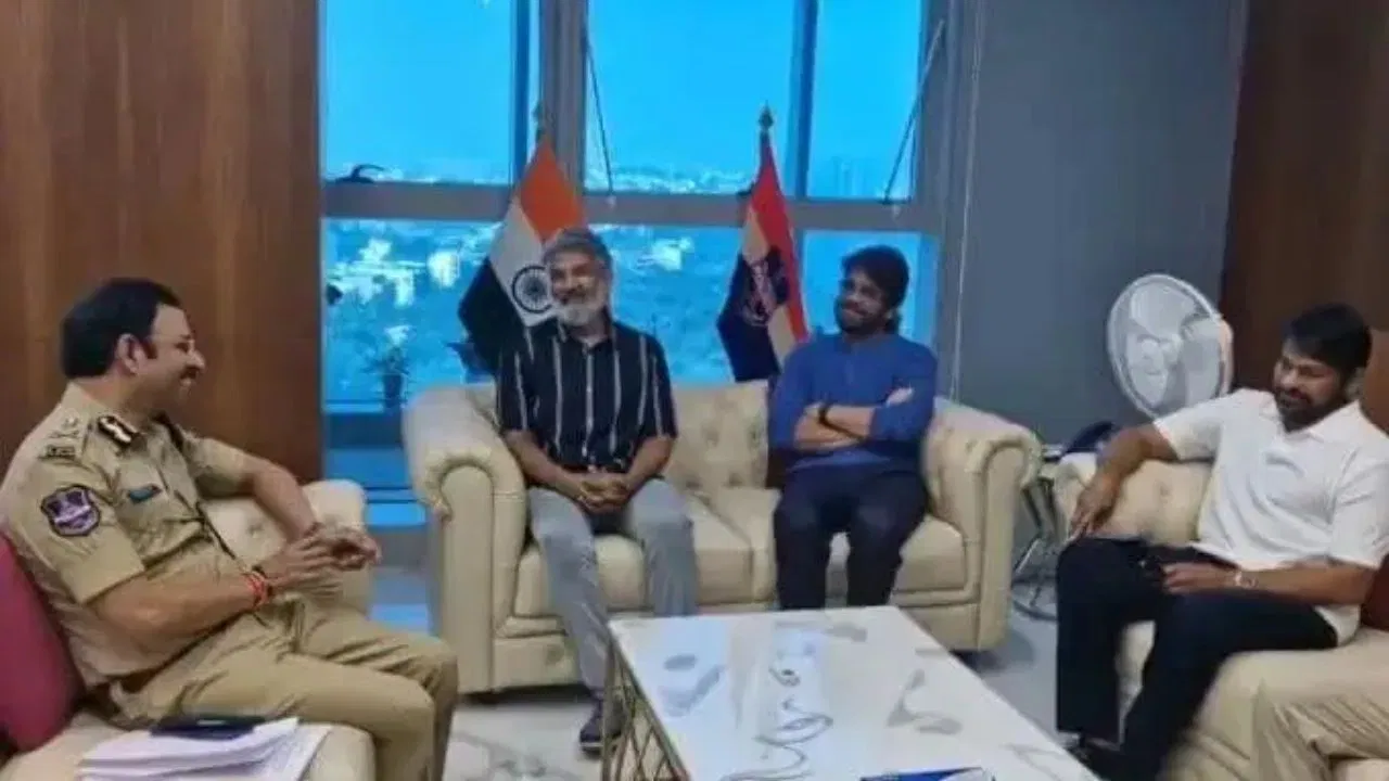 “ಪೈರಸಿ ಮಾಫಿಯಾ ವಿರುದ್ಧ ದೊಡ್ಡ ಸಾಧನೆ: ಪೊಲೀಸ್ ಆಯುಕ್ತರನ್ನು ಭೇಟಿಯಾಗಿ ಧನ್ಯವಾದ ಹೇಳಿದ ಚಿರಂಜೀವಿ-ನಾಗಾರ್ಜುನ”.