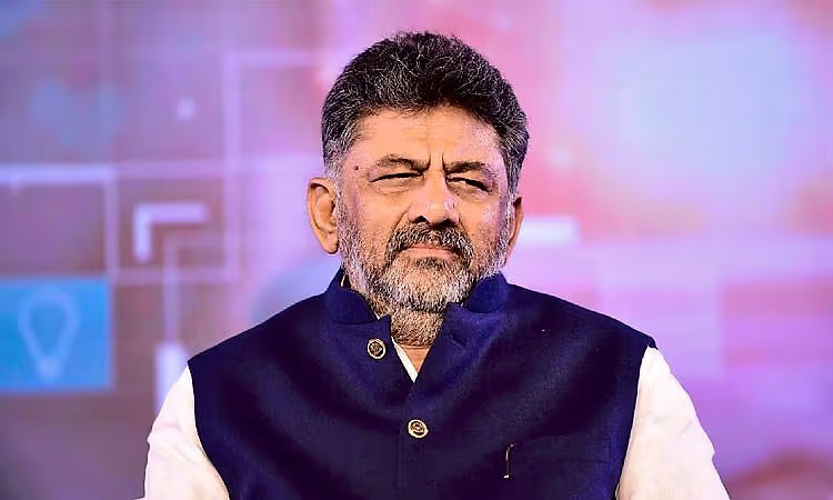 ನಾಯಕತ್ವ ಚರ್ಚೆ ನಡುವೆ ಡಿಕೆಶಿ ಮನೆಯಲ್ಲಿ ಜೇನುಕಲ್ ಸಿದ್ದೇಶ್ವರಿ ಪಾದುಕೆಗೆ ವಿಶೇಷ ಪೂಜೆ.