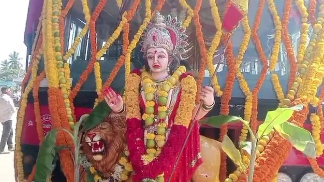 ಗದಗ ಚಾಲಕನಿಂದ ಕೆಂಪು–ಹಳದಿ ಹೂವಿನ ಬಸ್ ಶೃಂಗಾರ, ರಾಜ್ಯೋತ್ಸವ ಸಂಭ್ರಮಕ್ಕೆ ಹೊಸ ಅಲಂಕಾರ.