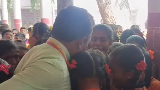 ವರ್ಗಾವಣೆಗೆ ವಿದ್ಯಾರ್ಥಿಗಳ ಕಣ್ಣೀರಿನ ಬೀಳ್ಕೊಡುಗೆ