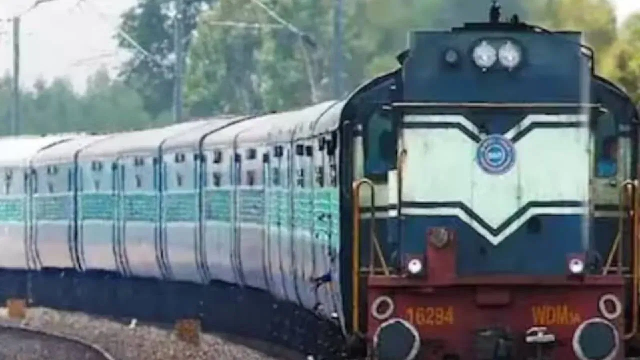 ರೈಲಿನಲ್ಲಿ ಒಣ ತೆಂಗಿನಕಾಯಿ ಕೂಡ ಅಪಾಯಕಾರಿ – ದಂಡ, ಜೈಲು ಶಿಕ್ಷೆ!