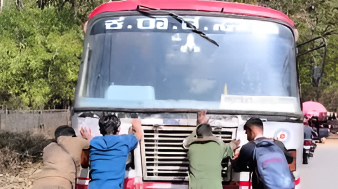 ಚಿಕ್ಕಮಗಳೂರಿನಲ್ಲಿ ದಾರಿ ಮಧ್ಯೆ KSRTC ಬಸ್ ನಿಂತು ಪ್ರಯಾಣಿಕರ ಪರದಾಡು.