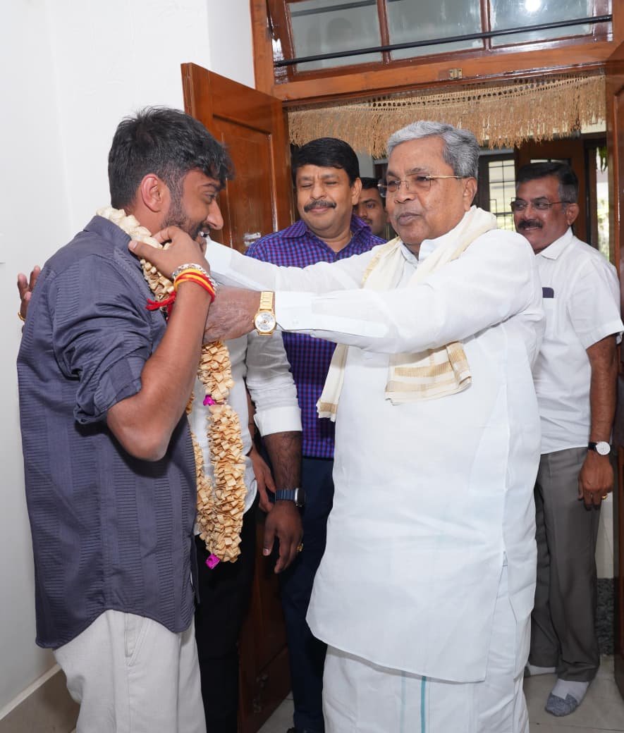 CM ಸಿದ್ದರಾಮಯ್ಯ ಭೇಟಿಯಾಗಿ ಆಶೀರ್ವಾದ ಪಡೆದ ಗಿಲ್ಲಿ ನಟ.