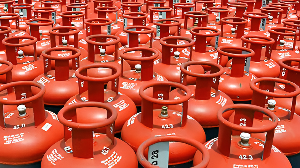 LPG ಸಿಲಿಂಡರ್ ಸಂಕಷ್ಟ: ವಿತರಣೆ ವೇಳೆ ಪೊಲೀಸ್ ಭದ್ರತೆ