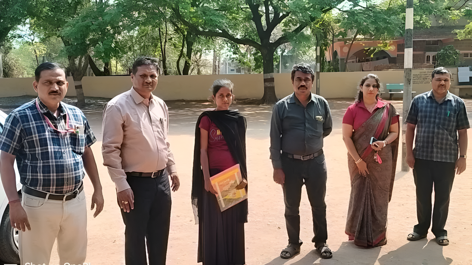ಪರೀಕ್ಷೆ ಬಿಟ್ಟು ಕೂಲಿಗೆ ಹೋದ ವಿದ್ಯಾರ್ಥಿನಿ: ಅಧಿಕಾರಿಗಳ ಮಾನವೀಯ ನಡೆ.