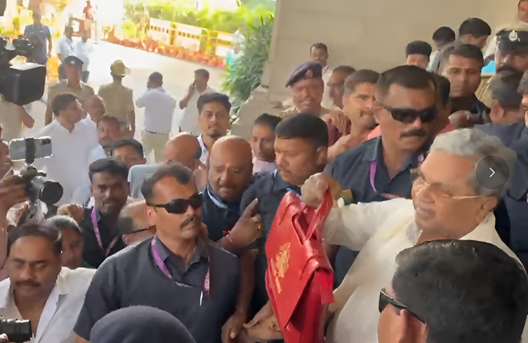 2026–27 ಸಾಲಿನ ದಾಖಲೆ ಬಜೆಟ್ ಮಂಡಿಸಲು CM ಸಿದ್ದರಾಮಯ್ಯ ಆಗಮನ.