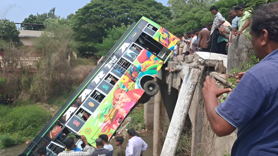 ಸೇತುವೆಯಿಂದ ಹಳ್ಳಕ್ಕೆ ಬಿದ್ದ BUS : ಪವಾಡದಂತೆ ಪಾರಾದ ಪ್ರಯಾಣಿಕರು.