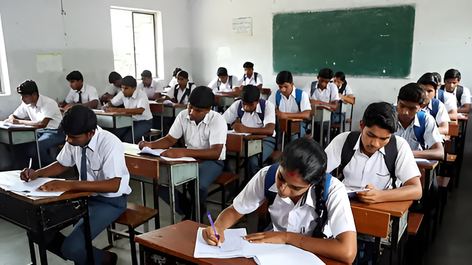 ಡ್ರಿಪ್ಸ್ ಹಾಕಿಸಿಕೊಂಡೇ SSLC ಪರೀಕ್ಷೆ ಬರೆದ ವಿದ್ಯಾರ್ಥಿ.