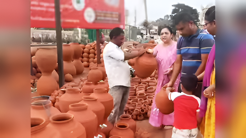 ಕೋಲಾರದಲ್ಲಿ ರಣಬಿಸಿಲು ಎಫೆಕ್ಟ್: ಮಣ್ಣಿನ ಮಡಿಕೆಗಳಿಗೆ ಭಾರೀ ಬೇಡಿಕೆ