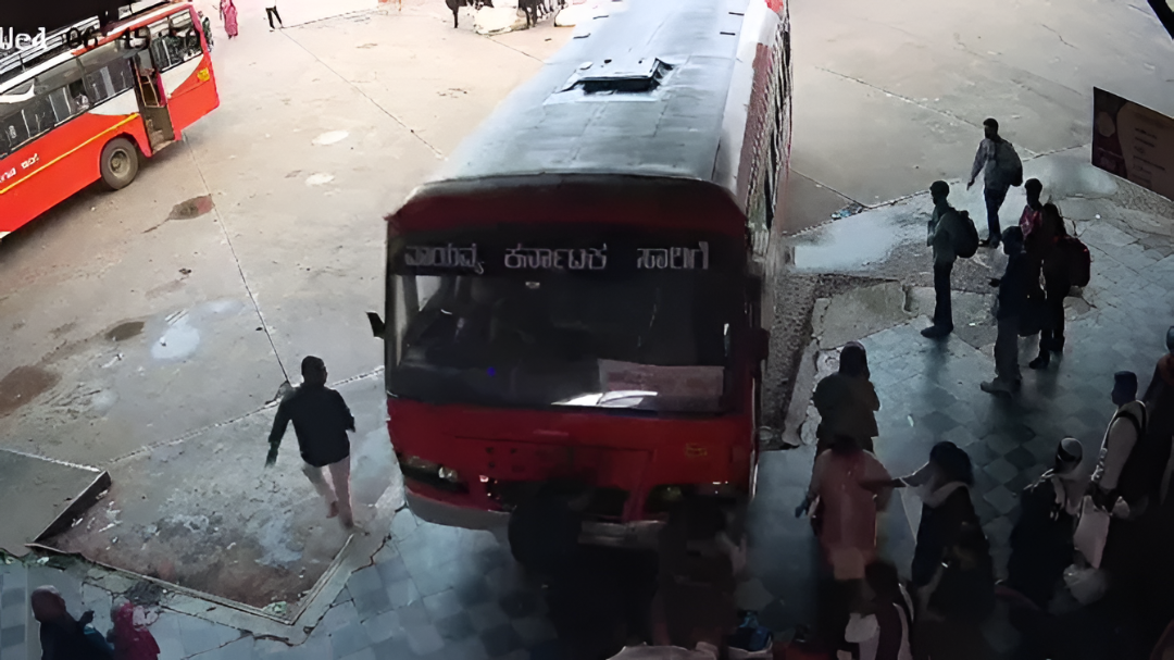ನಿಲ್ದಾಣದಲ್ಲಿದ್ದ ಜನರ ಮೇಲೆ ನುಗ್ಗಿದ BUS.