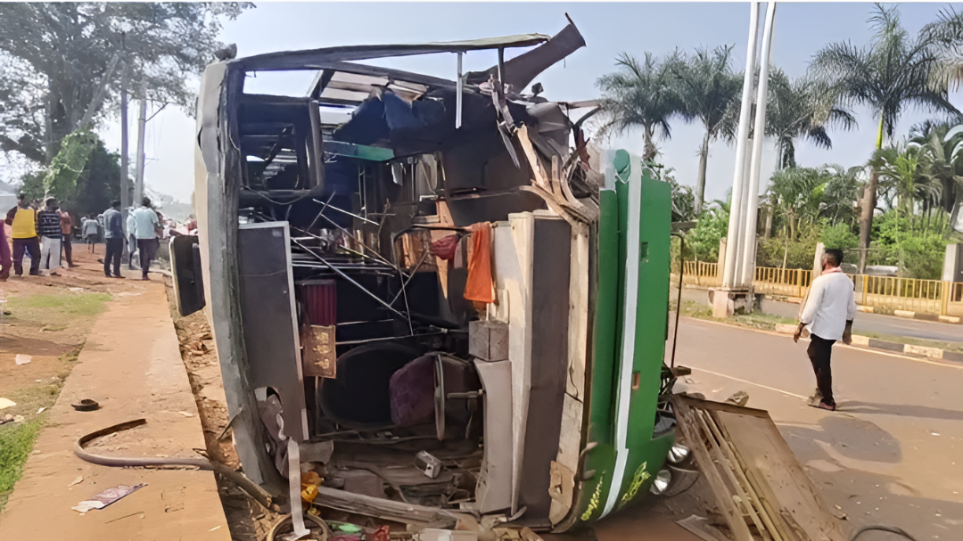 ಶಿಕಾರಿಪುರದಲ್ಲಿ ಖಾಸಗಿ BUS ಪಲ್ಟಿ.!