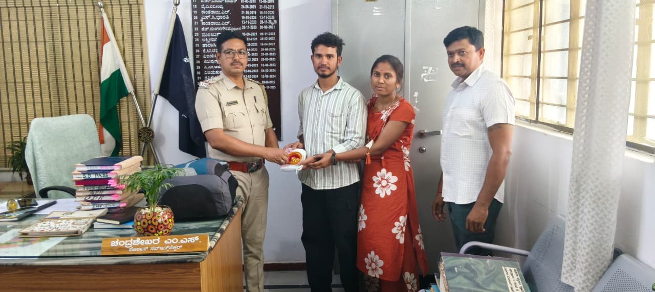 ಕಳೆದುಹೋದ 30 ಗ್ರಾಂ ಚಿನ್ನ ಹುಡುಕಿ ಸಂತ್ರಸ್ತರಿಗೆ ಹಿಂದಿರುಗಿಸಿದ ಮಧುಗಿರಿ ಪೊಲೀಸರು.